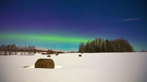 Grüner-Schimmer-Im-Zeitraffer-Von-Nordlichtern,-Schnee-Auf-Ackerland-Bei-Vollmond