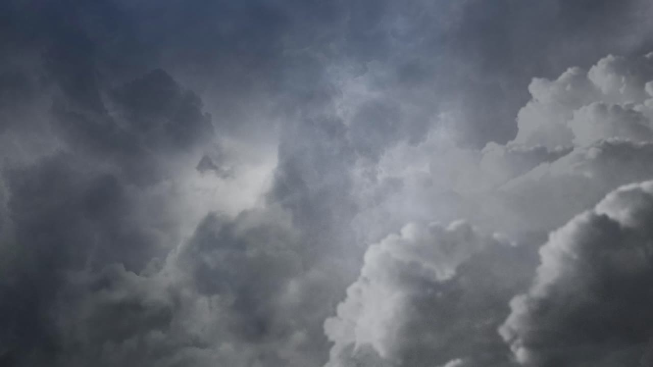 하늘에 적란운 구름 내부 뇌우의 보기