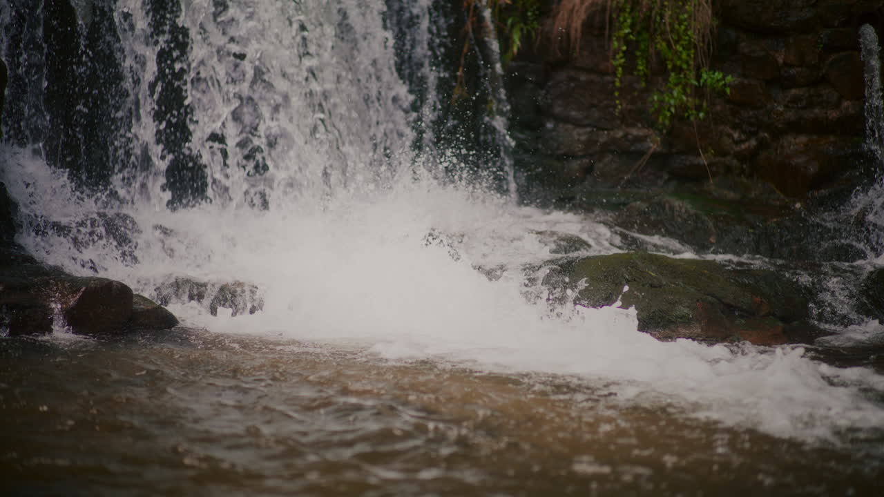 아름다운 산 폭포의 풍경