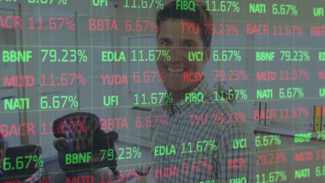animación del procesamiento de datos financieros sobre el empresario caucásico en el cargo