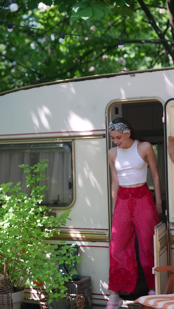 Donna che si gode una giornata di sole vicino al suo camper