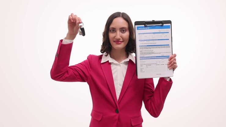 Donna che tiene in mano un modulo assicurativo e una chiave dell'auto