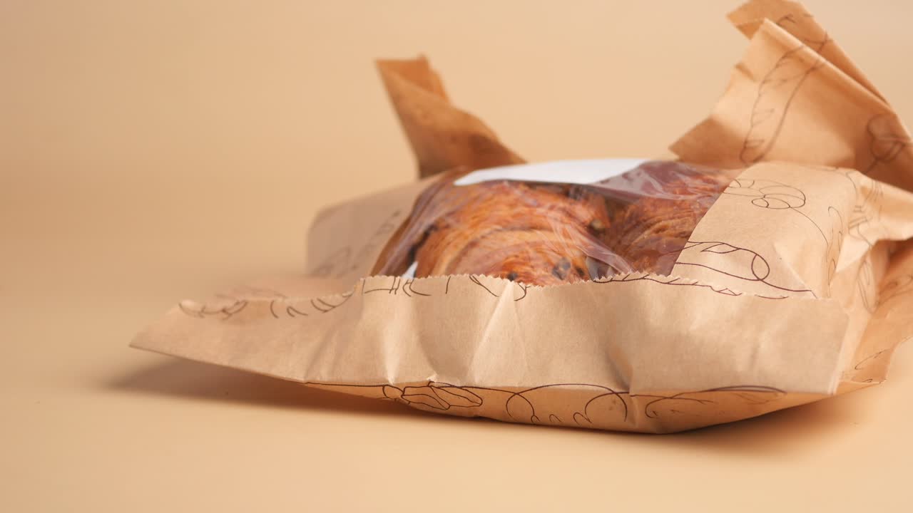 종이 봉투에 담긴 크루아상