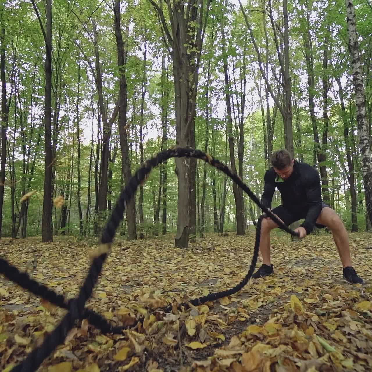 Male training with battle rope