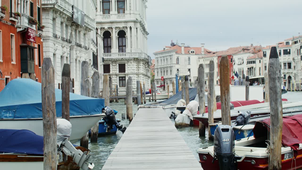 보트와 도크가 있는 베네치아 운하