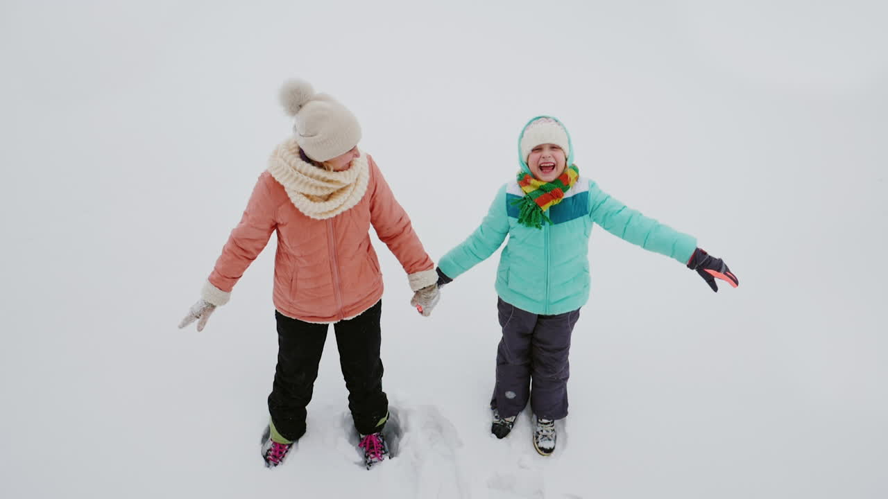 gente divirtiéndose en glubokom snack especie de sverhu