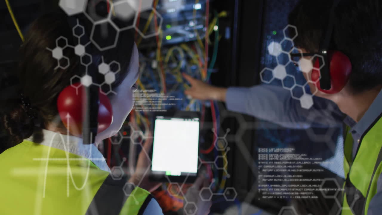 animación de procesamiento de datos y fórmula química sobre diversos trabajadores en la sala de servidores