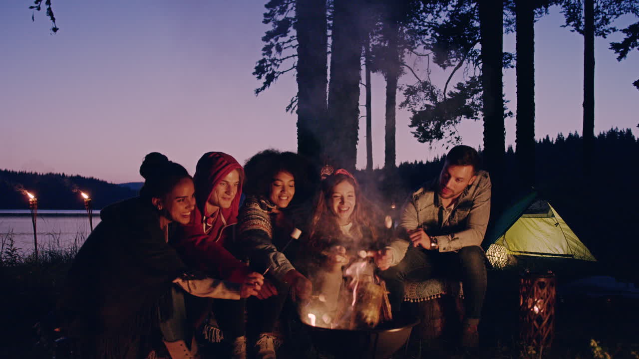 친구들의 캠프 파이어 나이트 마쉬멜로와