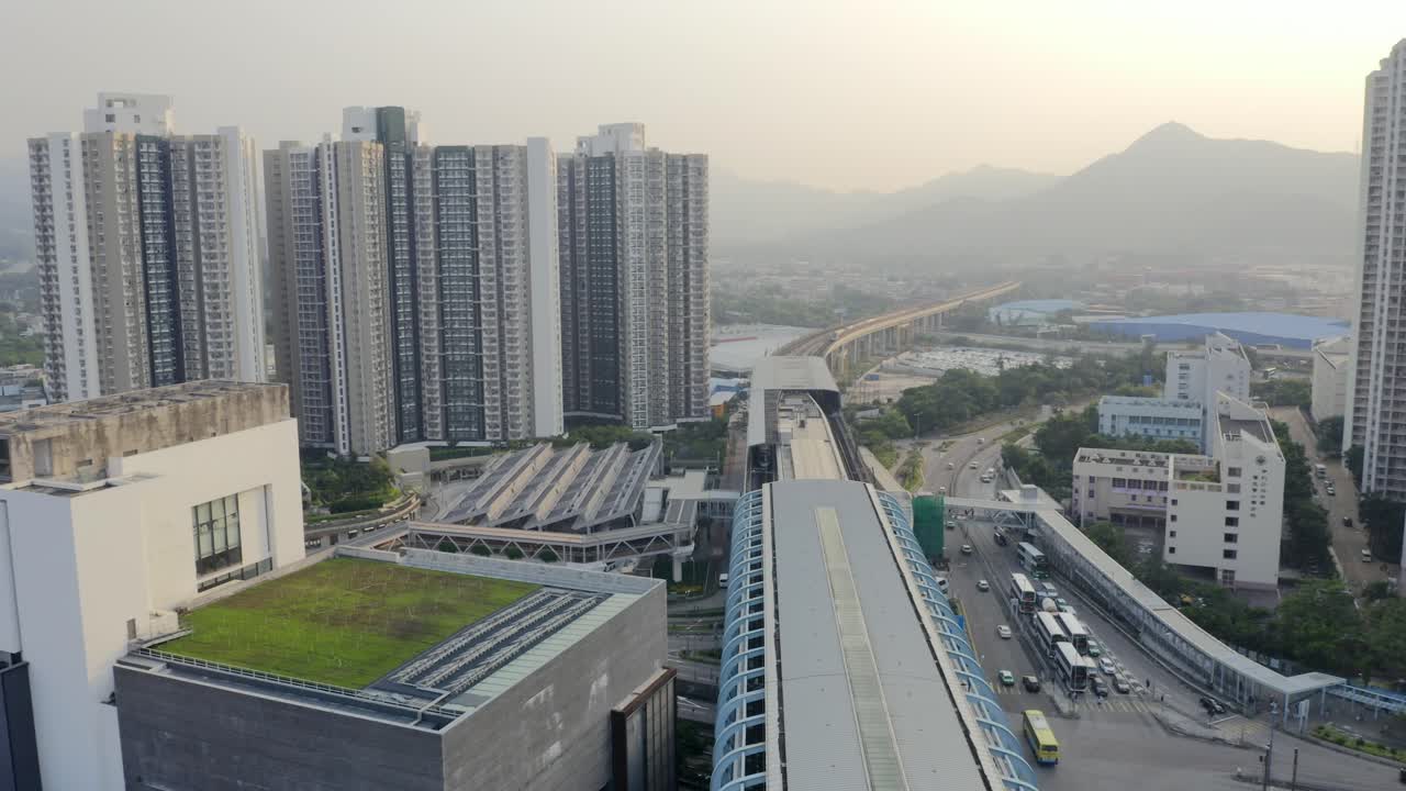 매우 오염된 날에 공공 주택으로 둘러싸인 교외 지역의 철도와 도로에 있는 기차