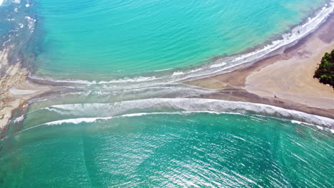 Vista-Aérea-De-Las-Aguas-Turquesas-Del-Parque-Nacional-Marino-Ballena