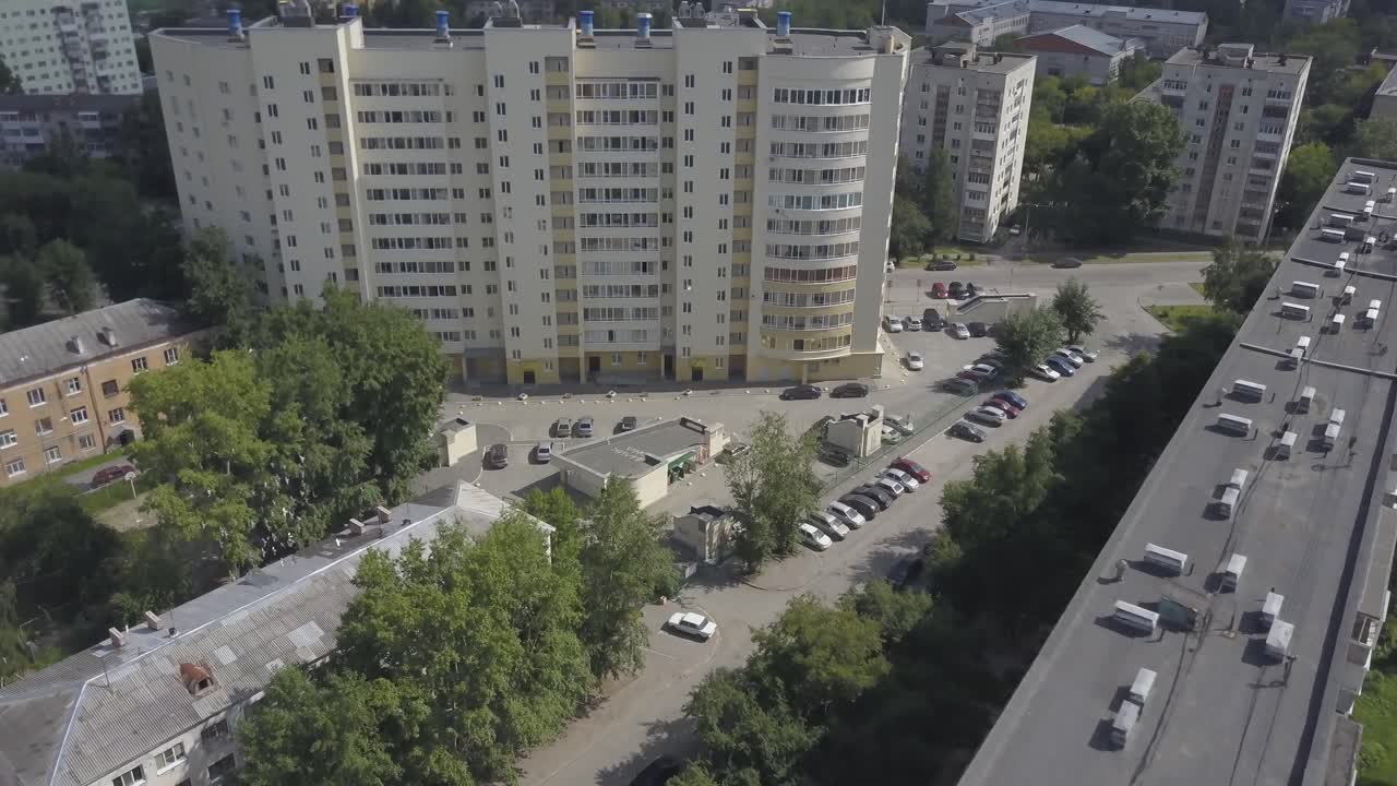 vista aérea de la zona residencial de la ciudad con estacionamientos