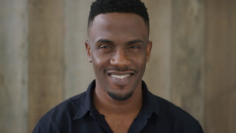 Retrato-De-Un-Joven-Afroamericano-Atractivo-Sonriendo-Confiado-Disfrutando-De-Un-Estilo-De-Vida-Exitoso-Usando-Camisa-Negra-En-Cámara-Lenta