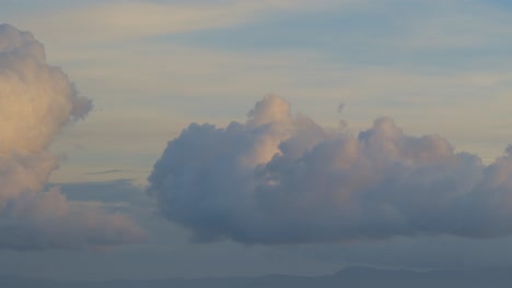 Schöne-Wolken,-Die-In-Den-Himmel-Rollen---Zeitraffer