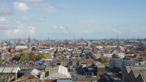 Un-Timelapse-Aéreo-Con-Vistas-A-Los-Tejados-Y-Al-Hermoso-Paisaje-Urbano-De-Dublín,-Irlanda,-Mientras-Las-Nubes-Pasan-En-Un-Día-Soleado