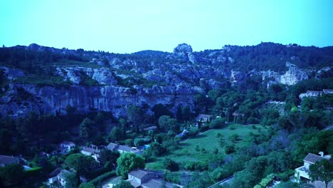 Felsen-Mit-Natur-Und-Kleinem-Dor-In-Frankreich-Im-Schloss-Les-Baux-de-Provence