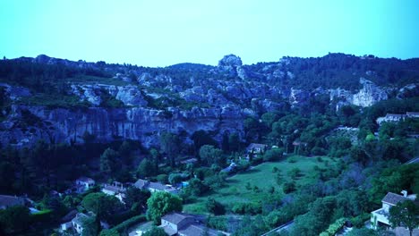 rocas con la naturaleza y una pequeña casa en francia en el castillo de les baux-de-provence