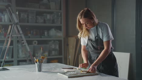 mujer artista pintando en el estudio