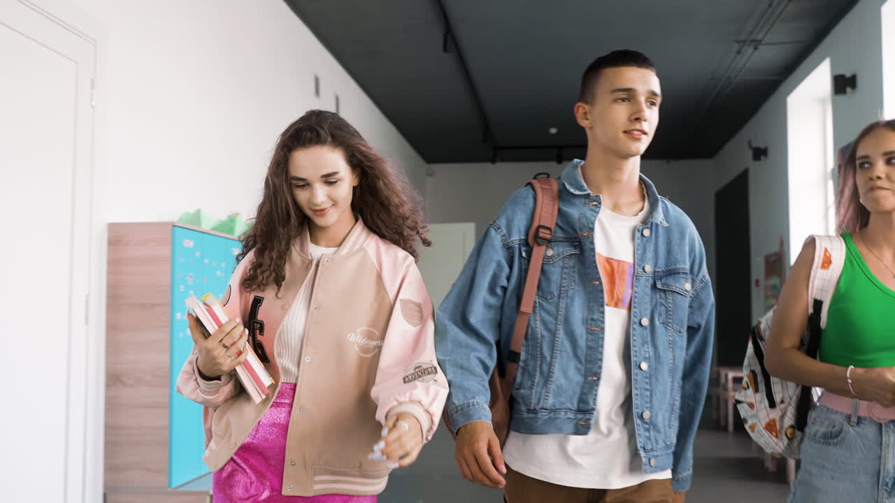 adolescentes hablando en el interior