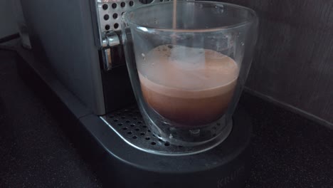 Kaffee-In-Ein-Glas-Gießen