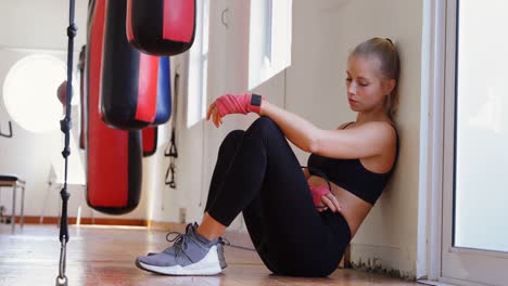 boxeadora relajándose en el estudio de fitness 4k