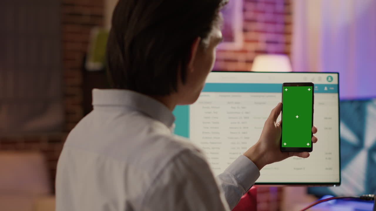 persona con un teléfono inteligente con pantalla verde