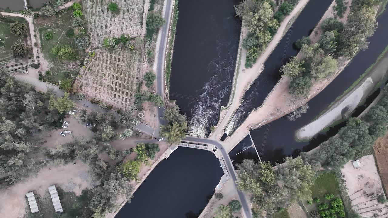 vista aérea de pájaro sobre la línea principal del canal bahawal que descarga agua en punjab, pakistán
