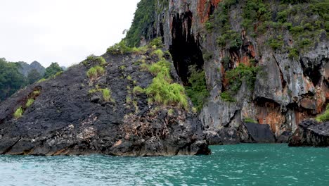 acantilados de piedra caliza y aguas turquesas en krabi