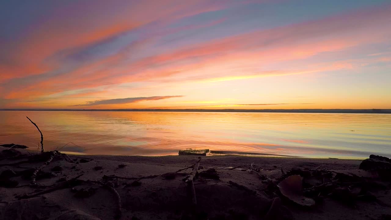 un lapso de tiempo de un temprano amanecer rosa-ilíaco en el campo de colorado