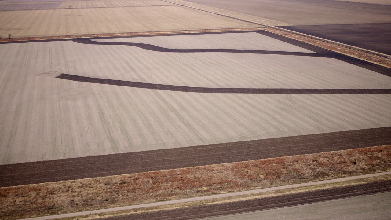 Droneoptagelser af store åbne landbrugsmarker, der strækker sig nær Peoria, IL.