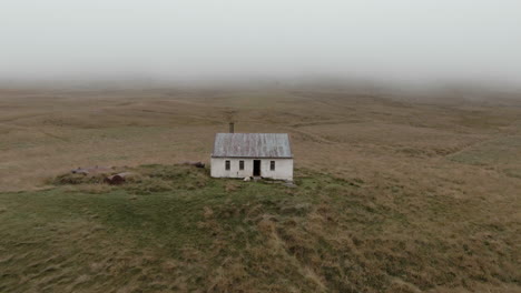 casa abandonada con ovejas muertas, en el campo