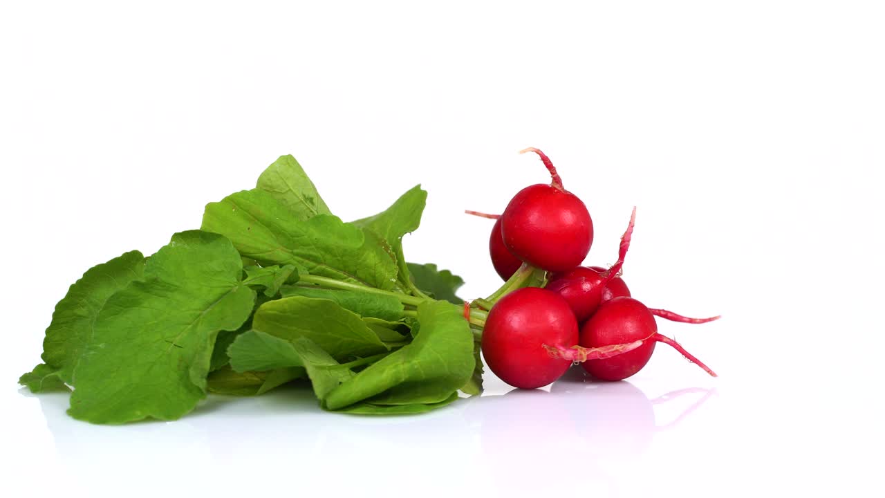 un bucle sin fin de un rábano fresco girando sobre un fondo blanco. vista lateral.