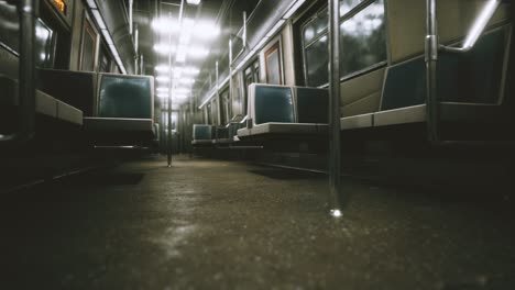 dentro del vagón vacío del metro de nueva york