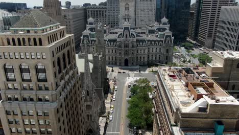 inclinación aérea hacia arriba, ben franklin encima del ayuntamiento de filadelfia, vista sobre la calle ancha mirando al sur