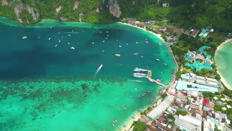 los centros turísticos construidos a lo largo de la costa de la bahía impresionante llena de hermosa agua turquesa