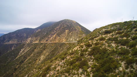 Drone-panning-Southern-California-mountains-in-Angeles-National-Forest