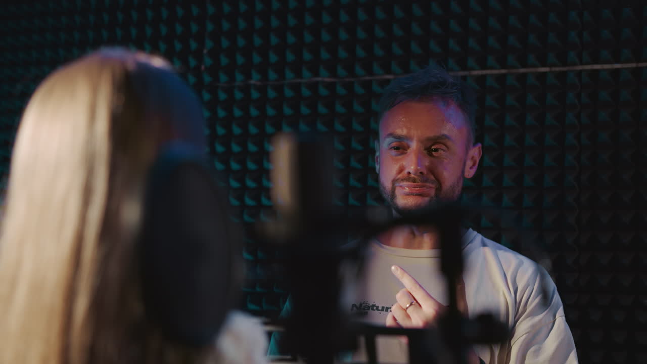 el tutor muestra ejercicios de articulación al niño en el estudio de música. el maestro de actuación profesional entrena a la niña en el centro de arte infantil. adquisición de habilidades de habla