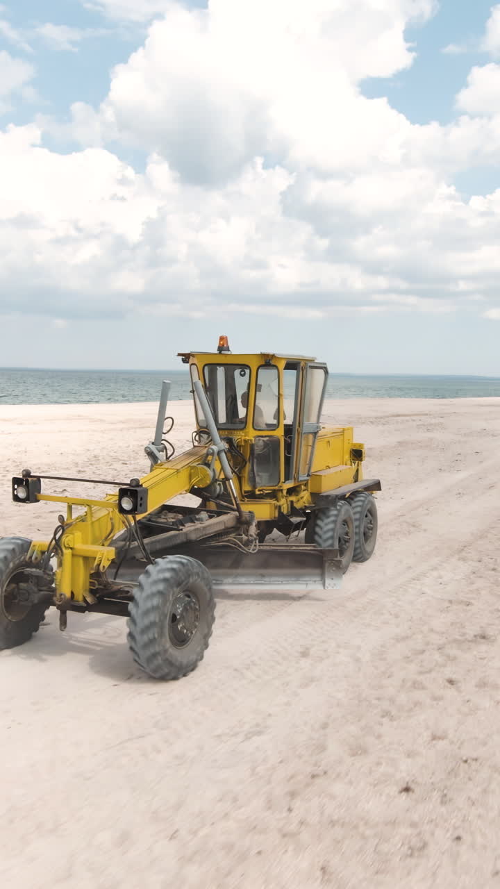 grader de arena en una playa