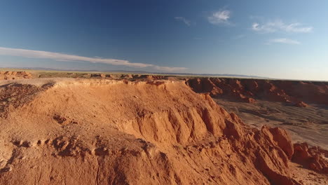 Drone-Aéreo-Bajo-Disparado-Sobre-Los-Acantilados-En-Llamas-Bayanzag-Mongolia-Hora-Del-Atardecer