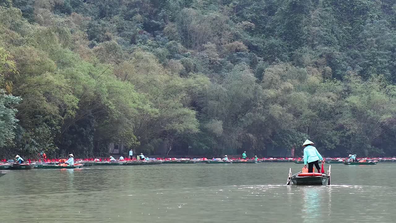 푸른 베트남 풍경 속에서 보트 여행