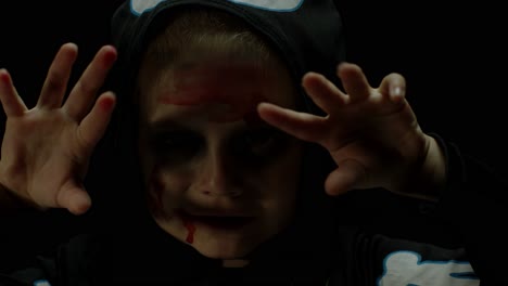 Halloween,-Chica-Enojada-Con-Maquillaje-De-Sangre-En-La-Cara.-Niño-Vestido-Como-Esqueleto-Aterrador,-Posando,-Haciendo-Muecas