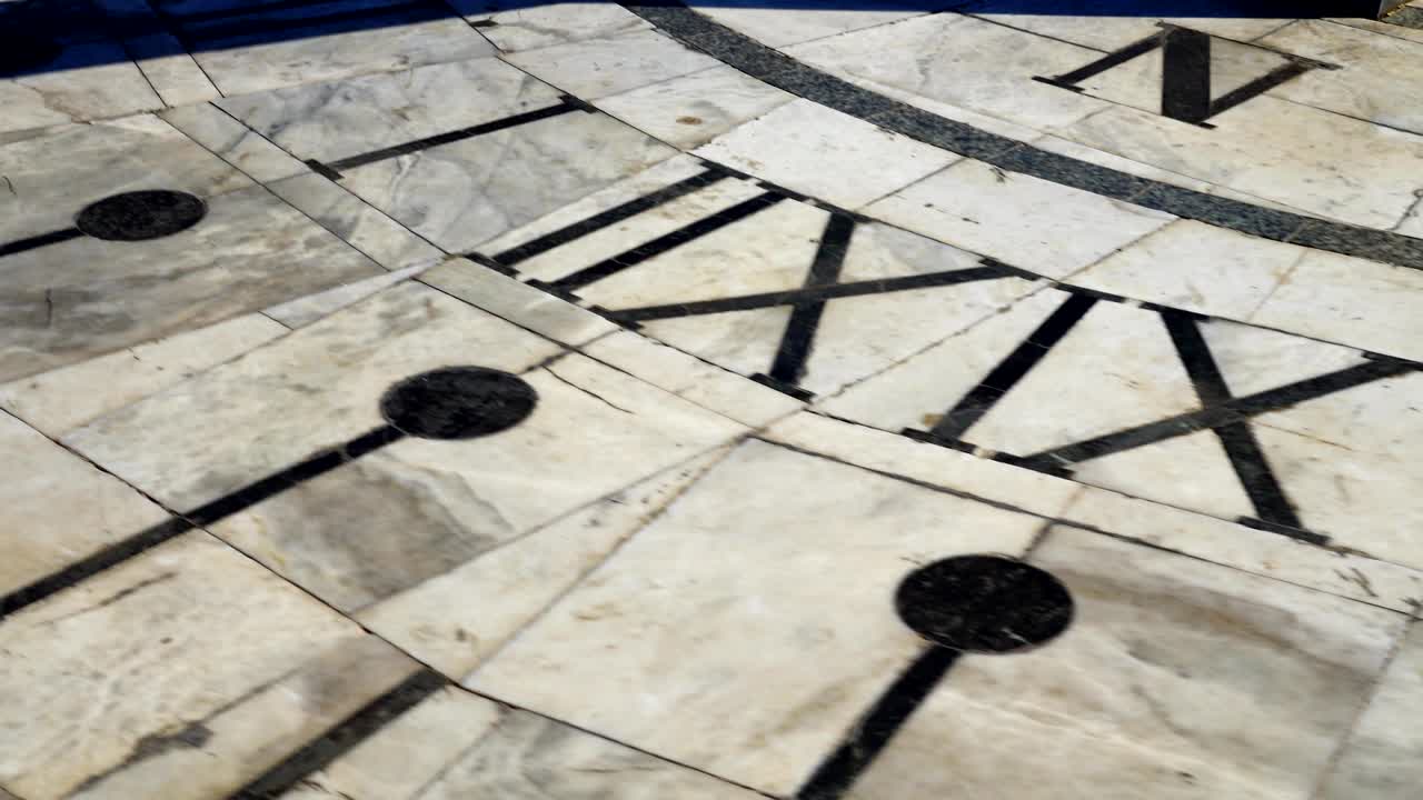 태양 시계는 여름에 촬영됩니다.