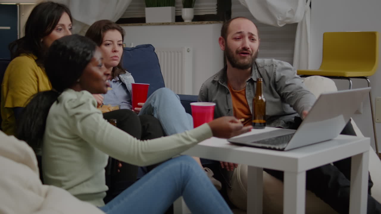 amigos multiétnicos que tienen una conferencia de videoconferencia en línea saludando a un colega virtual