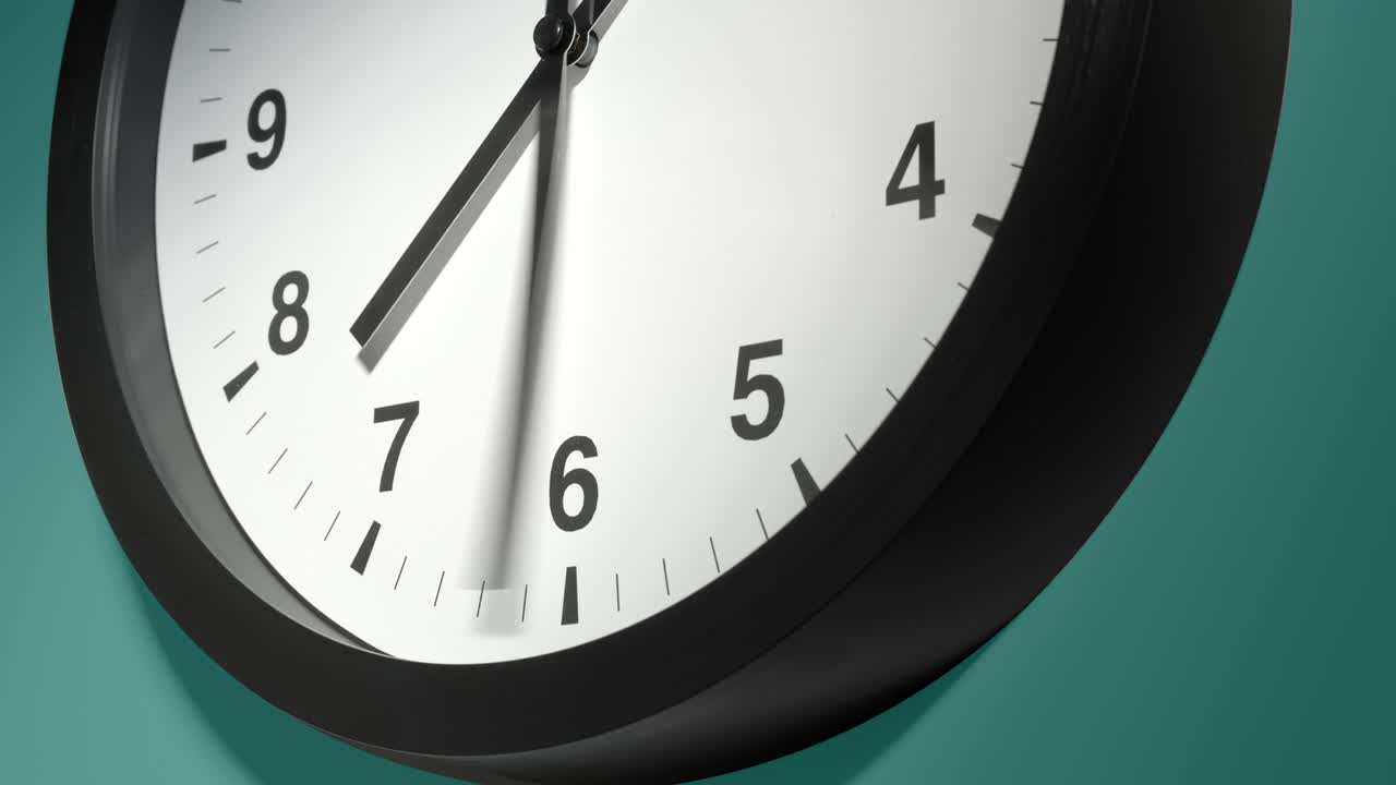 Quadrante dell'orologio su una parete ciano, blu, acquamarina, celadon, verde mare in time lapse.