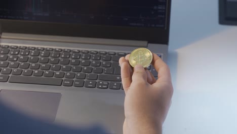 un primer plano de manos sosteniendo bitcoins.