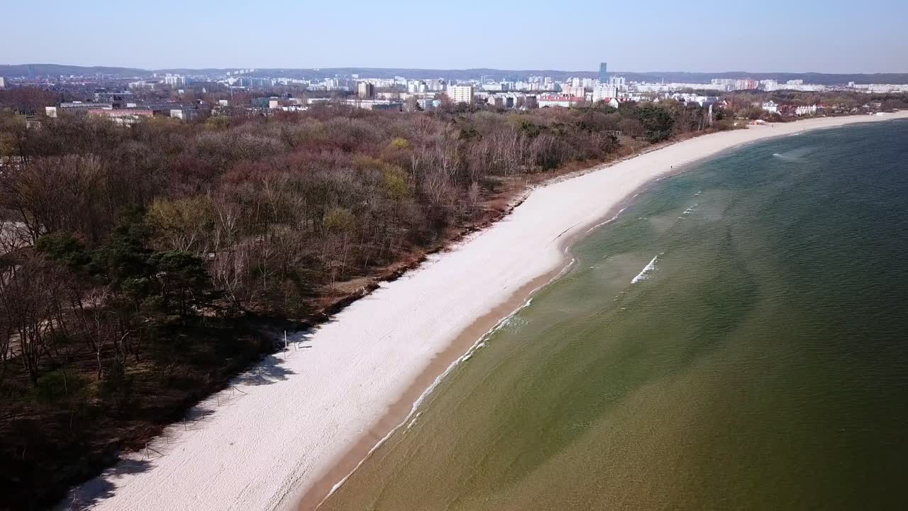 antena de la bahía de gdansk, panorama aéreo de la ciudad desde el lado del mar