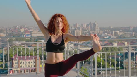 mujer practicando yoga en un techo