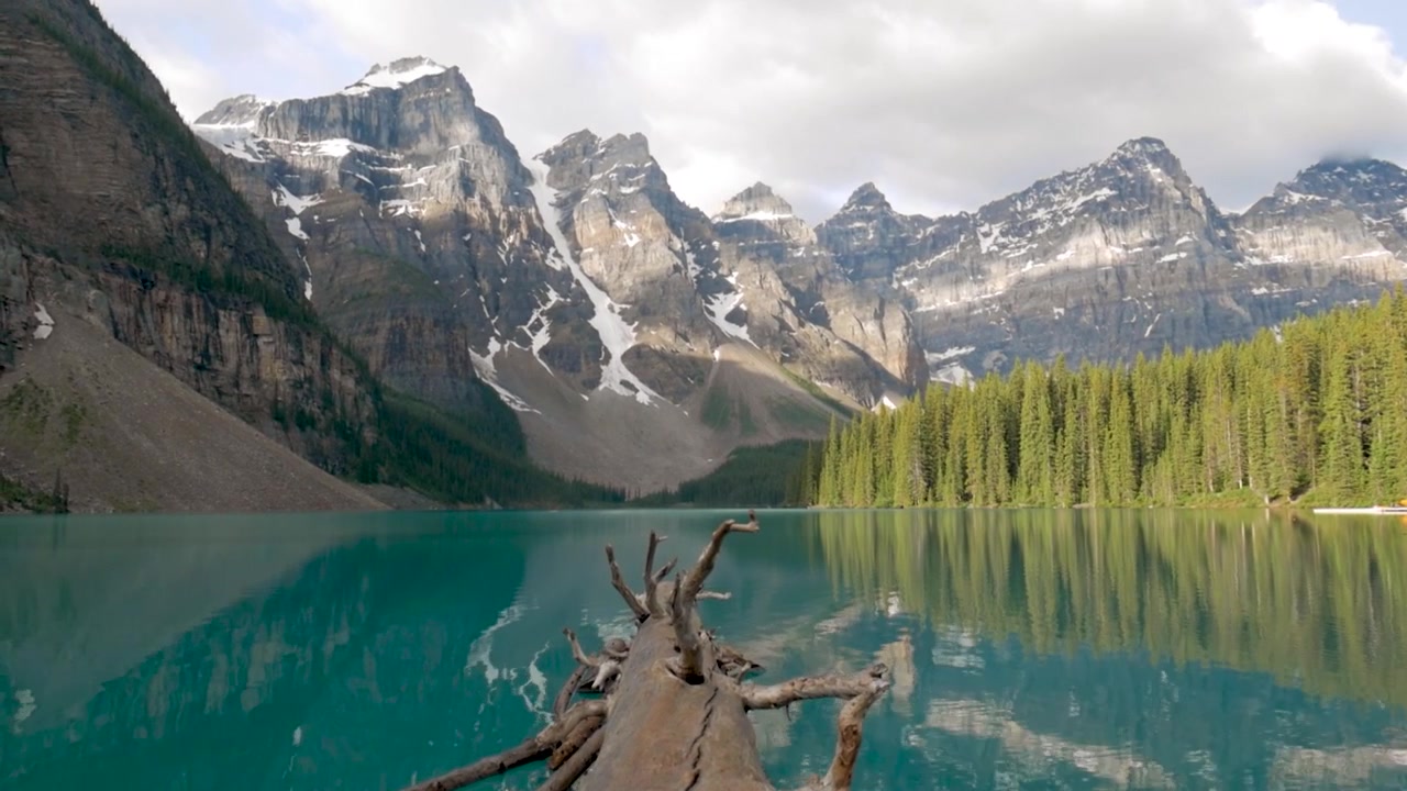 Lago Moraine in Alberta, Canada. Una lenta ripresa mentre si cammina su un tronco con il paesaggio come soggetto principale