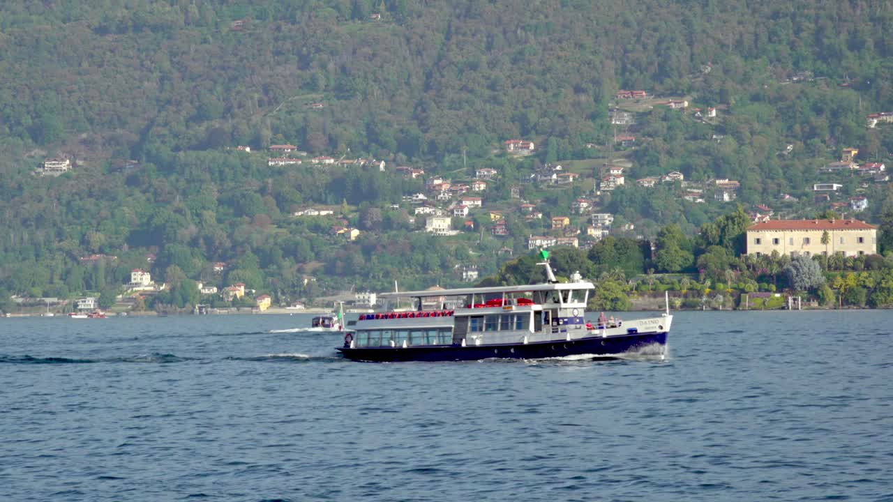 un crucero viaja a través del lago mayor cerca de stresa, piamonte, italia