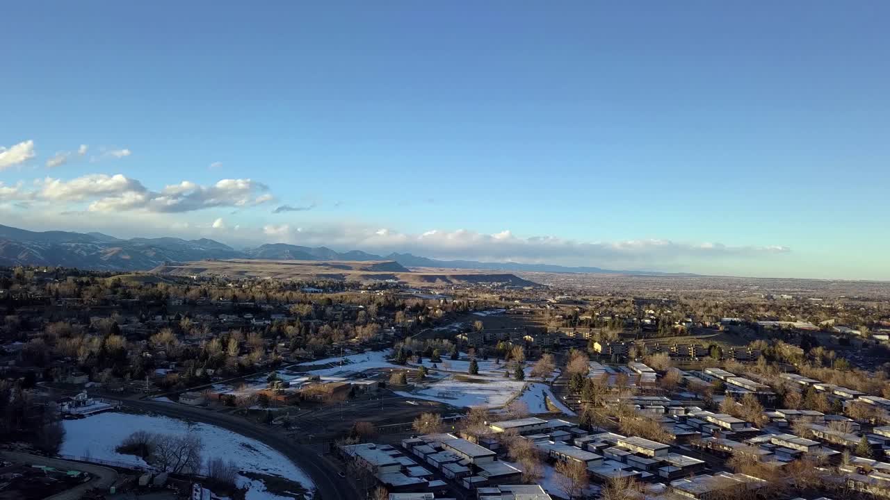 una panorámica de drones sobre un suburbio de denver que muestra la montaña de la mesa, colorado dorado