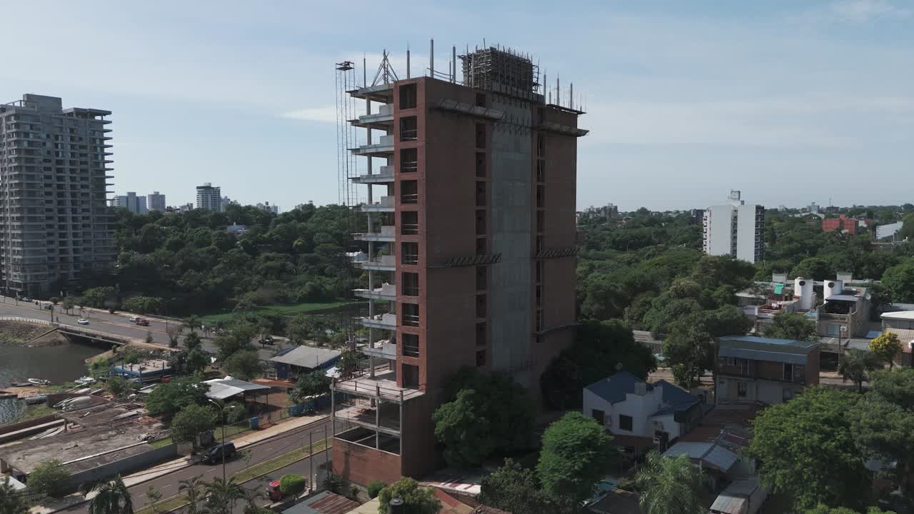 imágenes dinámicas de drones barren un sitio de construcción, revelando el bullicioso paisaje urbano, árboles exuberantes y carreteras sinuosas con detalles impresionantes